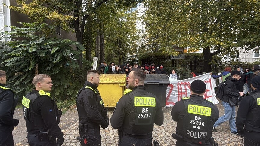 Berlin’de öğrenciler Fransa’daki öğrencilerle dayanışma için üç okulun önünde gösteri yaptı
