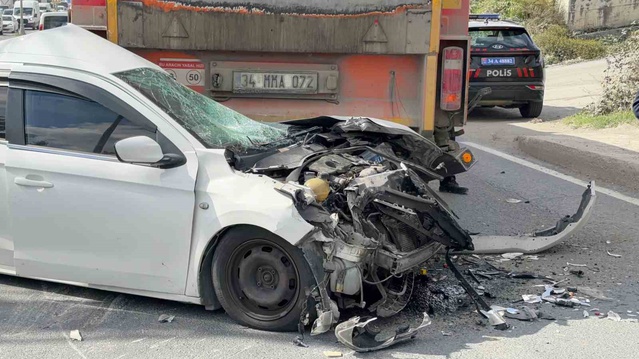 Arnavutköy'de zincirleme kazada otomobil hurdaya döndü, sürücü hafif yaralı kurtuldu