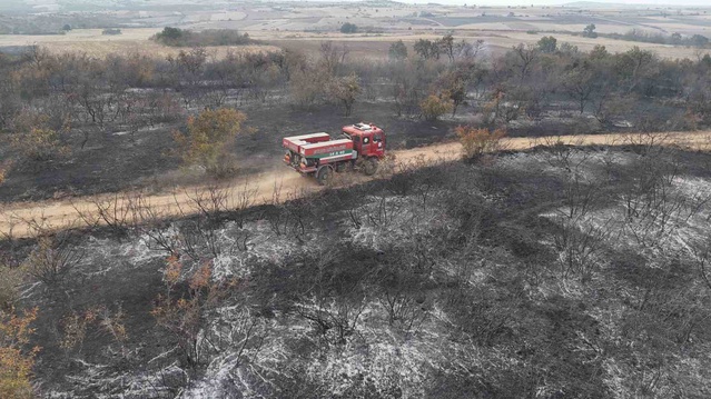 Edirne Lalapaşa'da yangın, ekipler ve köylülerin traktörleriyle büyümeden söndürüldü