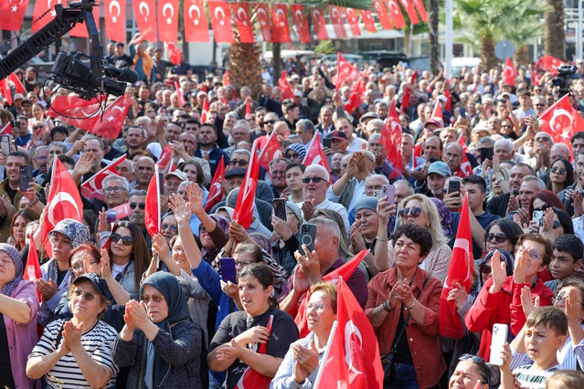 Özgür Özel, Sarıgöl'de üzüm fiyatının 40 liradan 10 liraya düştüğünü belirtti