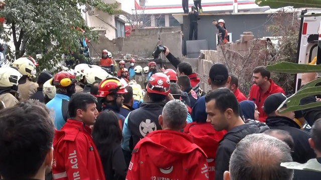 Maltepe'de 7 kişi enkaz altında olabilir, 2 mülkiye müfettişi görevlendirildi