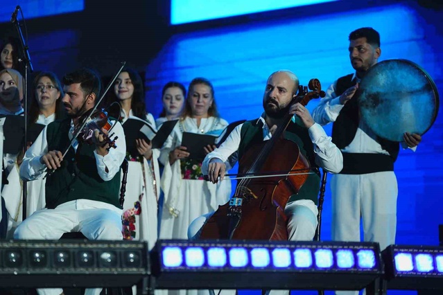 Mardin Diller ve Dinler Korosu, festivalin üçüncü gününde müzikseverlerle buluştu