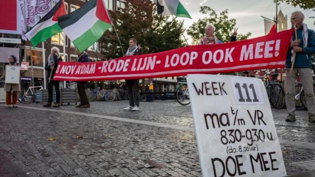 Hollanda'da Filistin'e destek için 111 haftadır sessiz protesto düzenleniyor