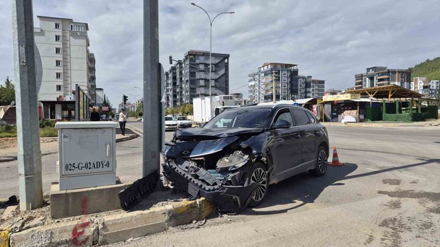 Adıyaman'da çarpışan kamyonet yan yattı, 4 aylık bebek dahil 3 kişi yaralandı