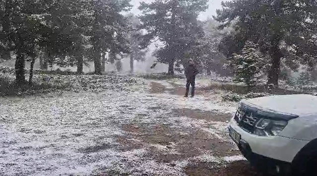 Bozüyük'te mevsimin ilk karı yüksek kesimleri beyaza bürüdü, kampçılar geri döndü
