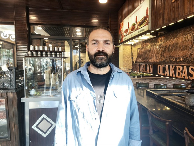 Lokantada nefes borusuna salatalık kaçan müşteri, çalışanın Heimlich manevrasıyla hayata tutundu