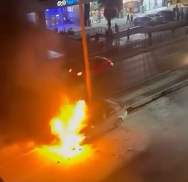 Esenyurt'ta D-100'de alev alan otomobildeki yangını itfaiye söndürdü