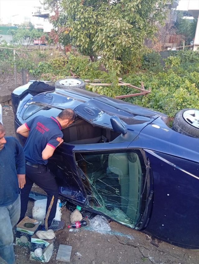 Siirt Kurtalan'da 28 RF 783 plakalı otomobil bahçeye devrilince sürücü yaralandı