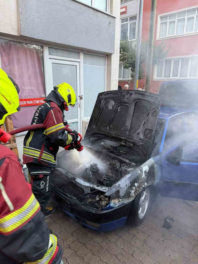 Bandırma'da park halindeki otomobilin motoru alev aldı, itfaiye kısa sürede söndürdü