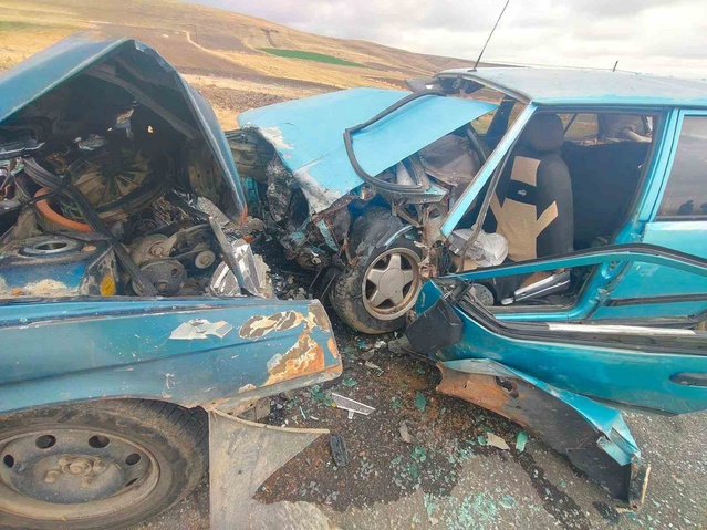 Afyonkarahisar Çobanlar'da iki otomobil kafa kafaya çarpıştı, 5 kişi hafif yaralandı