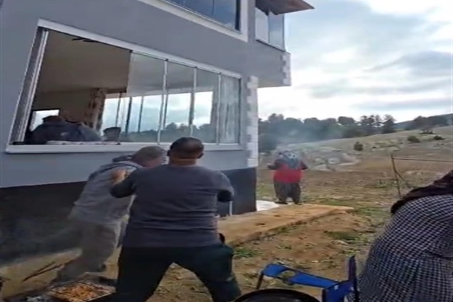 Adana'daki depreme mangal başında yakalandılar! Korku dolu anlar kamerada
