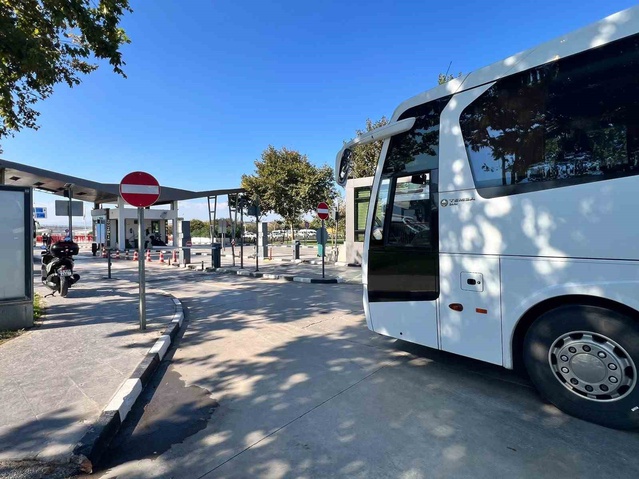 Manisa Otogarı'nda eski işletmeciler ana giriş kapısını 4 saat otobüslerle kapattı