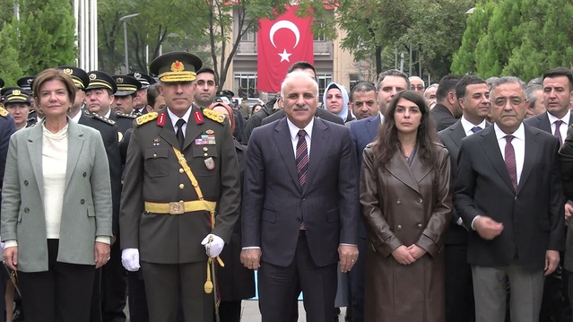 Diyarbakır'da Cumhuriyet'in 103. yılı için çelenk sunma töreni düzenlendi
