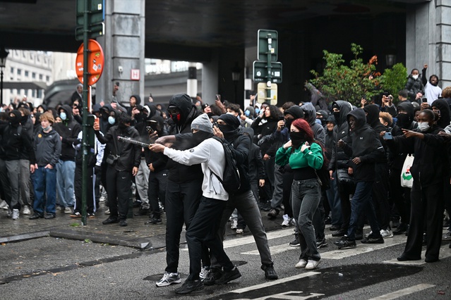 Brüksel'de FGTB ve CSC protestolarında polis tazyikli su, göz yaşartıcı gaz kullandı