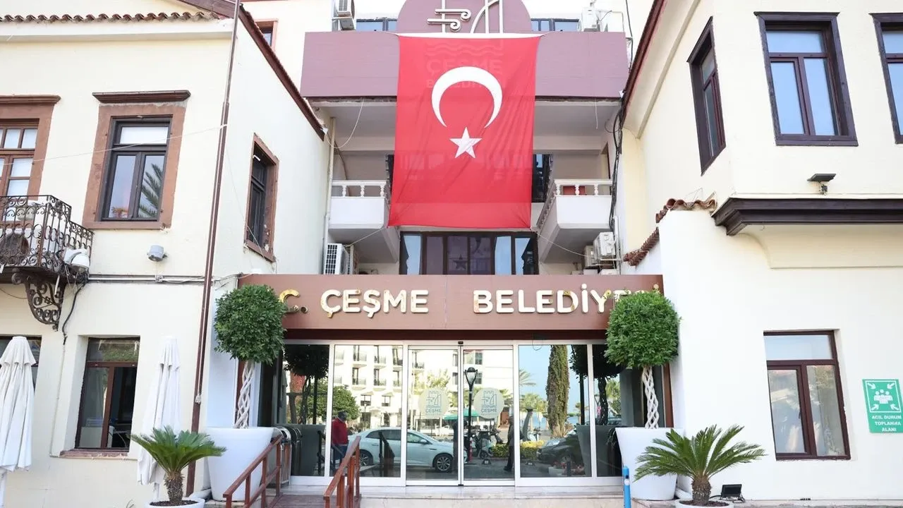 Çeşme Belediyesi'ne yolsuzluk operasyonu. Başkan yardımcısına gözaltı kararı
