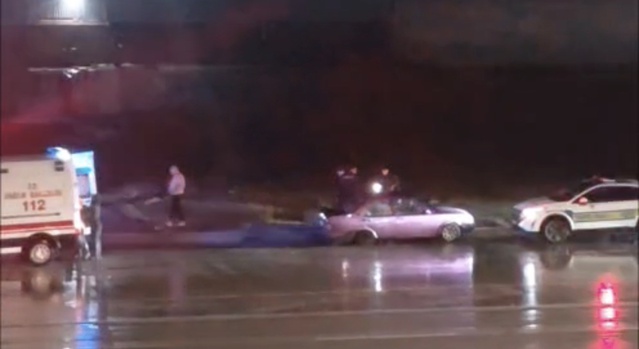 Bandırma'da otomobil orta refüje çarptı, karşı şeride geçen araçta sürücü yaralandı