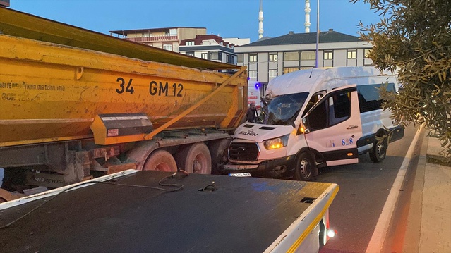 Arnavutköy'de servis minibüsü hafriyat kamyonuna arkadan çarptı, 9 kişi yaralandı