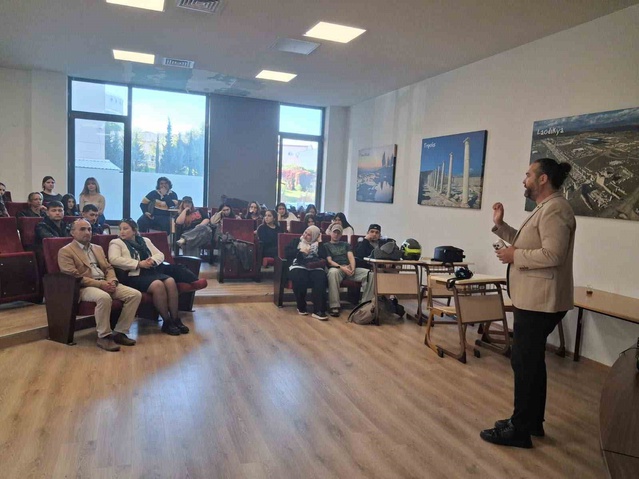 DGC Başkanı Tokmak, iletişim öğrencilerine mezuniyeti beklemeden üretmeyi önerdi