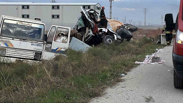 Konya Selçuklu'da tır kamyona arkadan çarptı, tır sürücüsü öldü, 1 kişi yaralandı