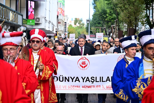 Eskişehir'de 210 çocuk, genç ve yaşlı Dünya Yaşlılar Günü için yürüdü