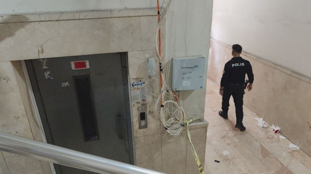 Mardin Kızıltepe'de bakımda halatı kopan asansör kabinle düşünce 2 işçi yaralandı