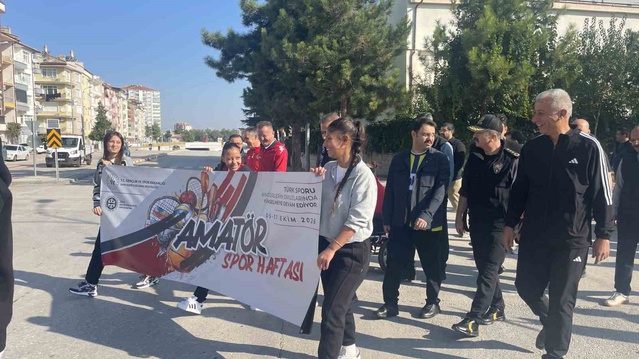 Karaman'da Amatör Spor Haftası kortejle başladı, Vali Çiçek gençlerle oyun oynadı