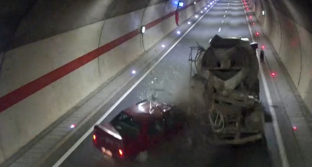Tünelde beton mikserine çarpan otomobilin sürücüsü öldü