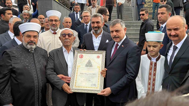 Bakan Çiftçi, Batman'da Kardeşlik Külliyesi Camisi'nin açılışında öğle namazı kıldı