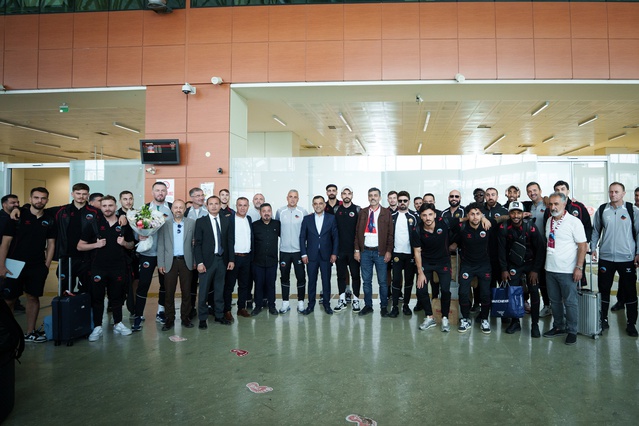 Bursaspor'u 2-1 yenen Mardin 1969 Spor'un havalimanı karşılamasında kurban kesildi