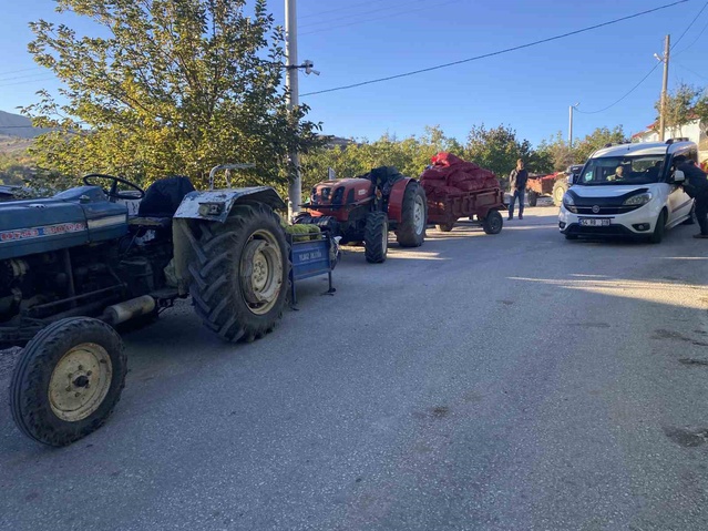 Bilecik Gölpazarı'nda ceviz üreticileri traktörlerle sıraya girdi, kilosu 40 TL