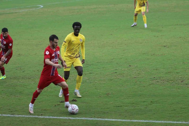Fethiyespor-Eyüpspor maçının ikinci yarısı 2-1'lik skorla sağanak yüzünden ertelendi