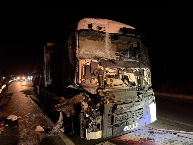 Aydın Söke'de çekici traktöre arkadan çarptı, sürücüler hastaneye kaldırıldı