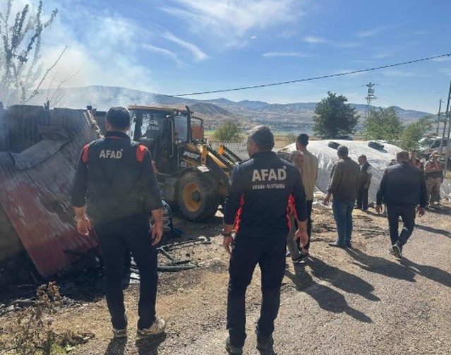 Tunceli Akpazar'da ahır yangını büyümeden kontrol altına alınarak söndürüldü