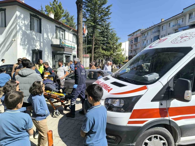 Afyonkarahisar Şuhut'ta kontrolden çıkan motosiklet devrildi, sürücü yaralandı