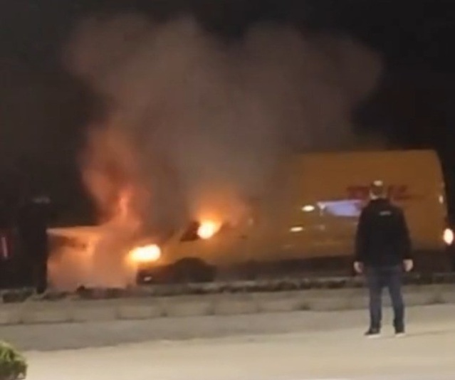 Denizli Cankurtaran'da DHL kargo aracında yangın çıktı, araçta maddi hasar oluştu