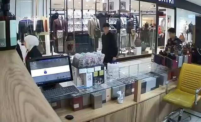 Elazığ'da bir AVM'de kokladığı parfümü beğenen çocuk, cebine koyup işletmeden kaçtı