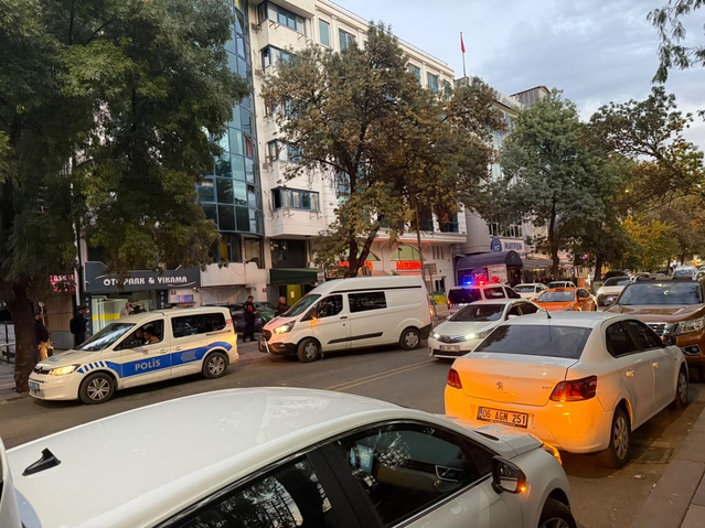 Ankara'da bir kadın, otelin 6. katından otomobilin üzerine düşüp ağır yaralandı