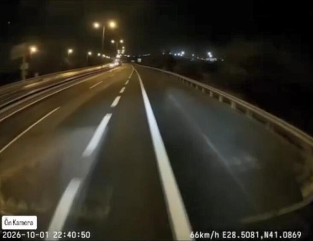 Silivri TEM'de otomobil TIR'la çarpıştı, TIR'ın altında kalmaktan son anda kurtuldu