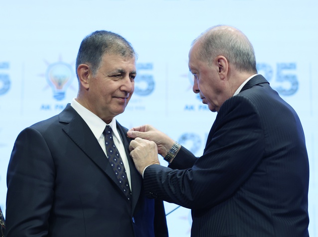 İzmir Barosu, Cemil Tugay'ı AK Parti'ye geçişi sonrası istifa etmeye çağırdı