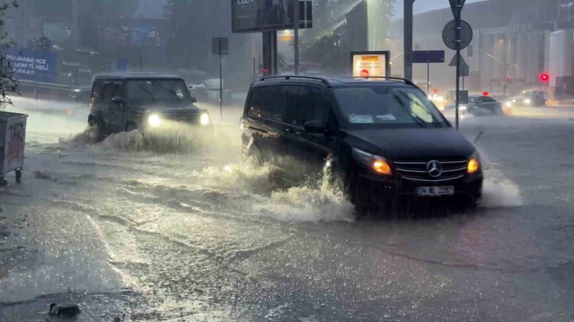 Şişli'de sağanak ve fırtına etkili olurken kanalizasyon patladı, araçlar suda kaldı