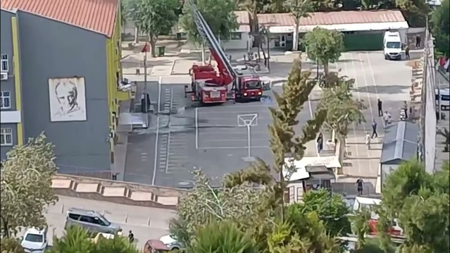İzmir Karabağlar'da ortaokul çatısında yangın çıktı, çatının bir bölümü çöktü