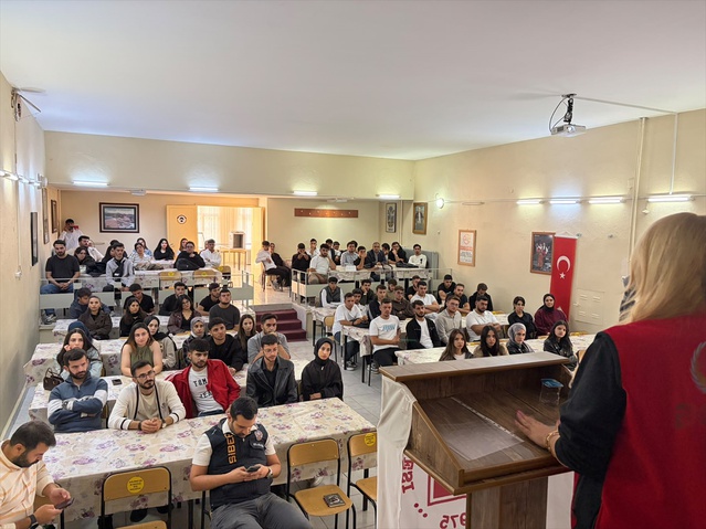 Elazığ Keban'da emniyet personeli öğrencilere siber suç ve bağımlılık eğitimi verdi
