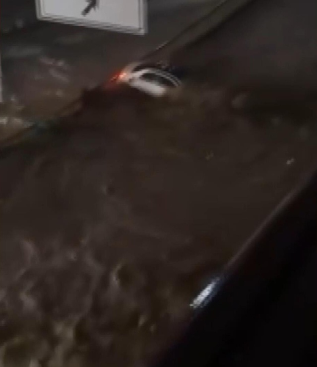 Sarıyer Ayazağa'da selin sürüklediği otomobil Cendere Caddesi'nde bariyerde durdu