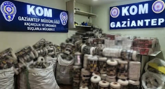 Gaziantep'te depoya düzenlenen operasyonda 14 bin paket kaçak sigara ele geçirildi