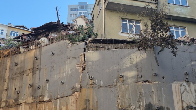 Zonguldak'ta çöken binanın çevresindeki 28 daireye tahliye tebligatı ulaştırıldı