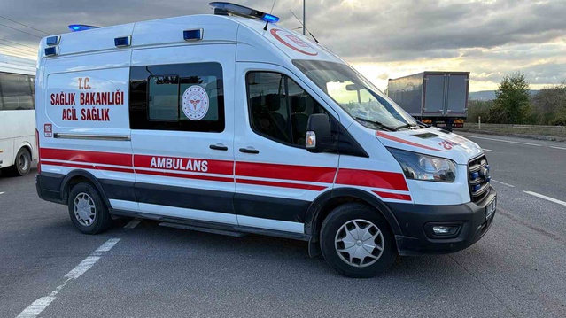 Bolu'da motosiklet ile hafif ticari aracın çarpışmasında sürücü ve yolcu yaralandı