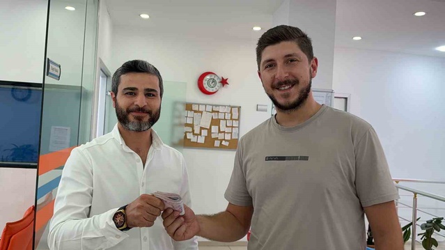 Taksici, sürücü kurslarını arayarak ulaştığı müşterisine 9 bin 900 lirayı iade etti