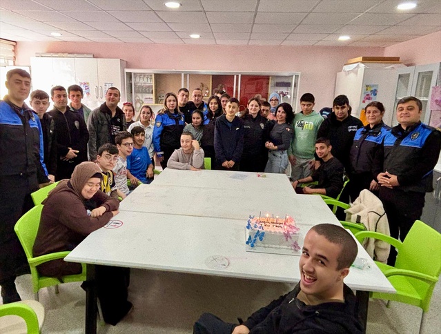 Amasya'da polis, özel eğitim alan 15 öğrenciye pasta kesip doğum günü sürprizi yaptı