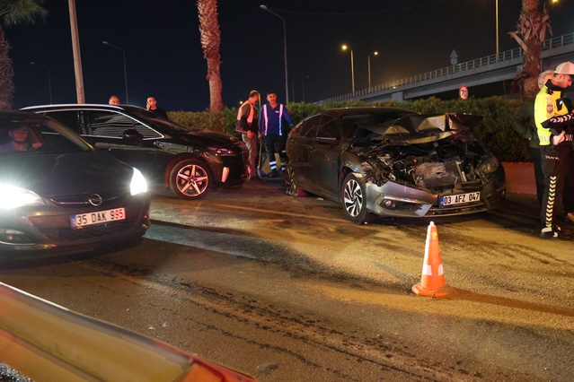 İzmir Konak'ta ani fren 7 otomobil ve 1 motosikleti kazaya sürükledi, 4 kişi yaralandı