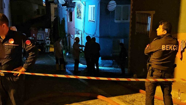 Fatih Ayvansaray'da 2 katlı binada çıkan yangında bir kişi yanarak hayatını kaybetti.